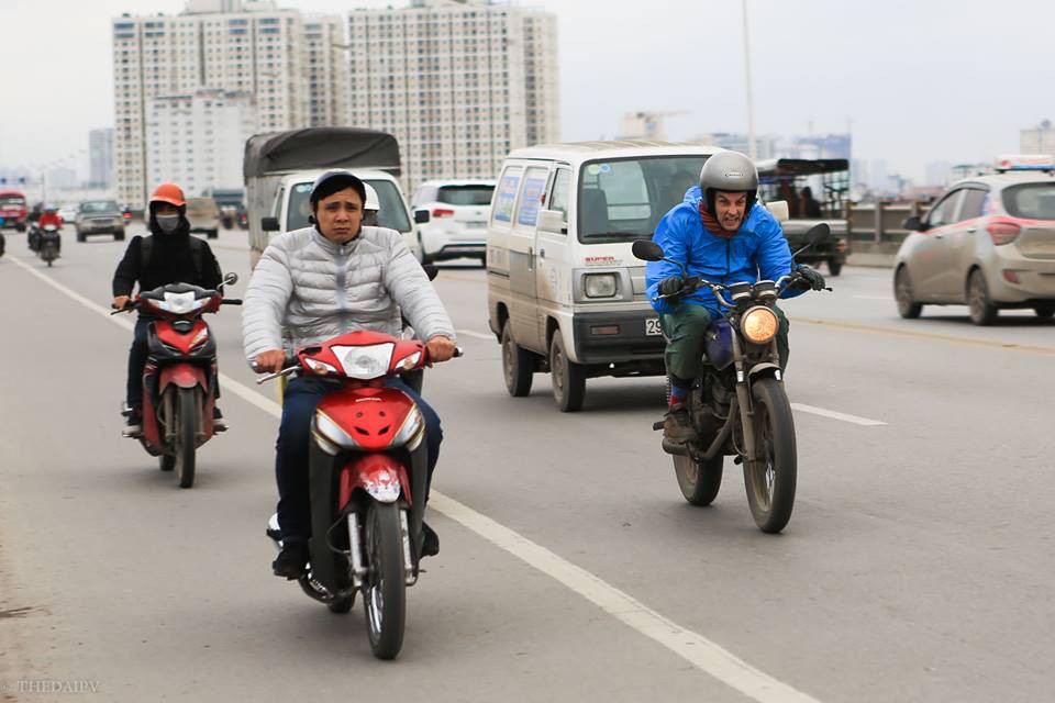 Chùm ảnh: Người dân Hà Nội khoác cả chăn bông, mặc áo mưa xuống phố để tránh rét